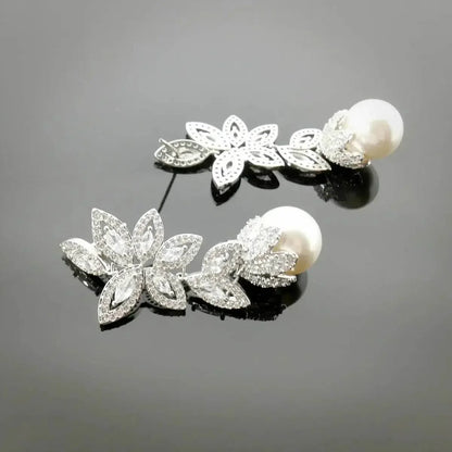Silver-colored flower earrings with pearls and zirconias